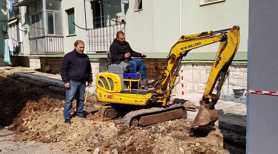 Mezzi e squadra al lavoro