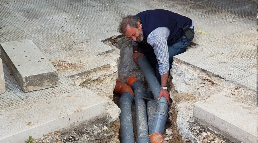 Tecnico al lavoro su una rete di tubazioni in un cantiere Tecnoimpiantica